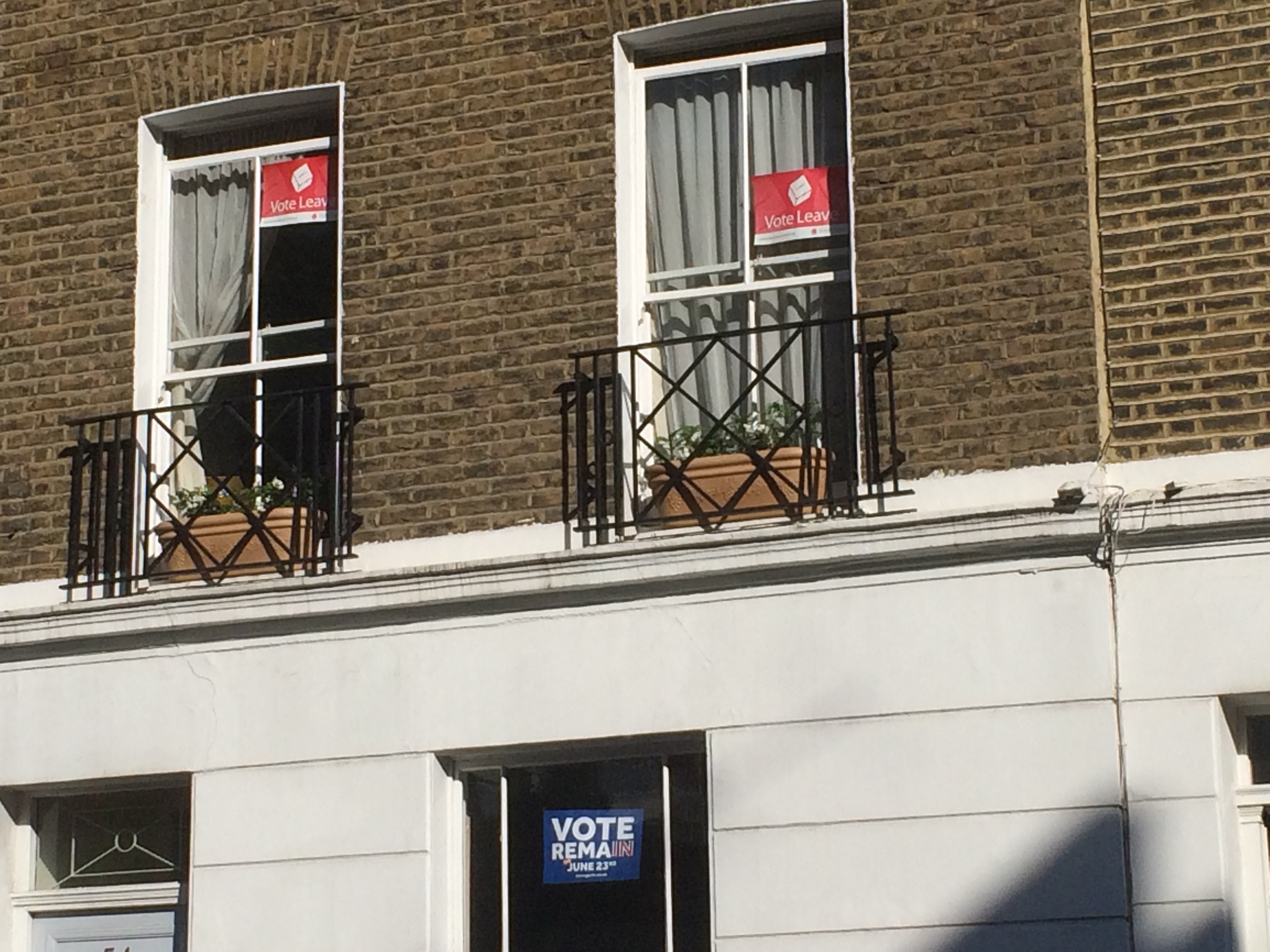 Vote Leave and Vote Remain posters side by side in Pimlico, June 2016